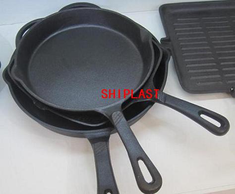 Frying pan with enamel